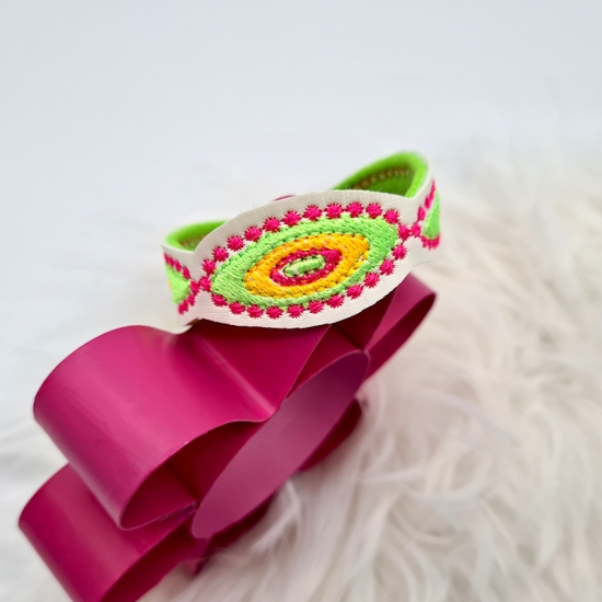 Preview: Armband in weiß/neon, 19cm lang